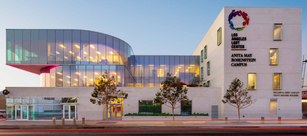 Exterior del Campus Anita May Rosenstein desde Santa Monica Blvd.